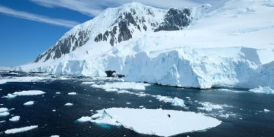 Dotson Ice Shelf with sea in front